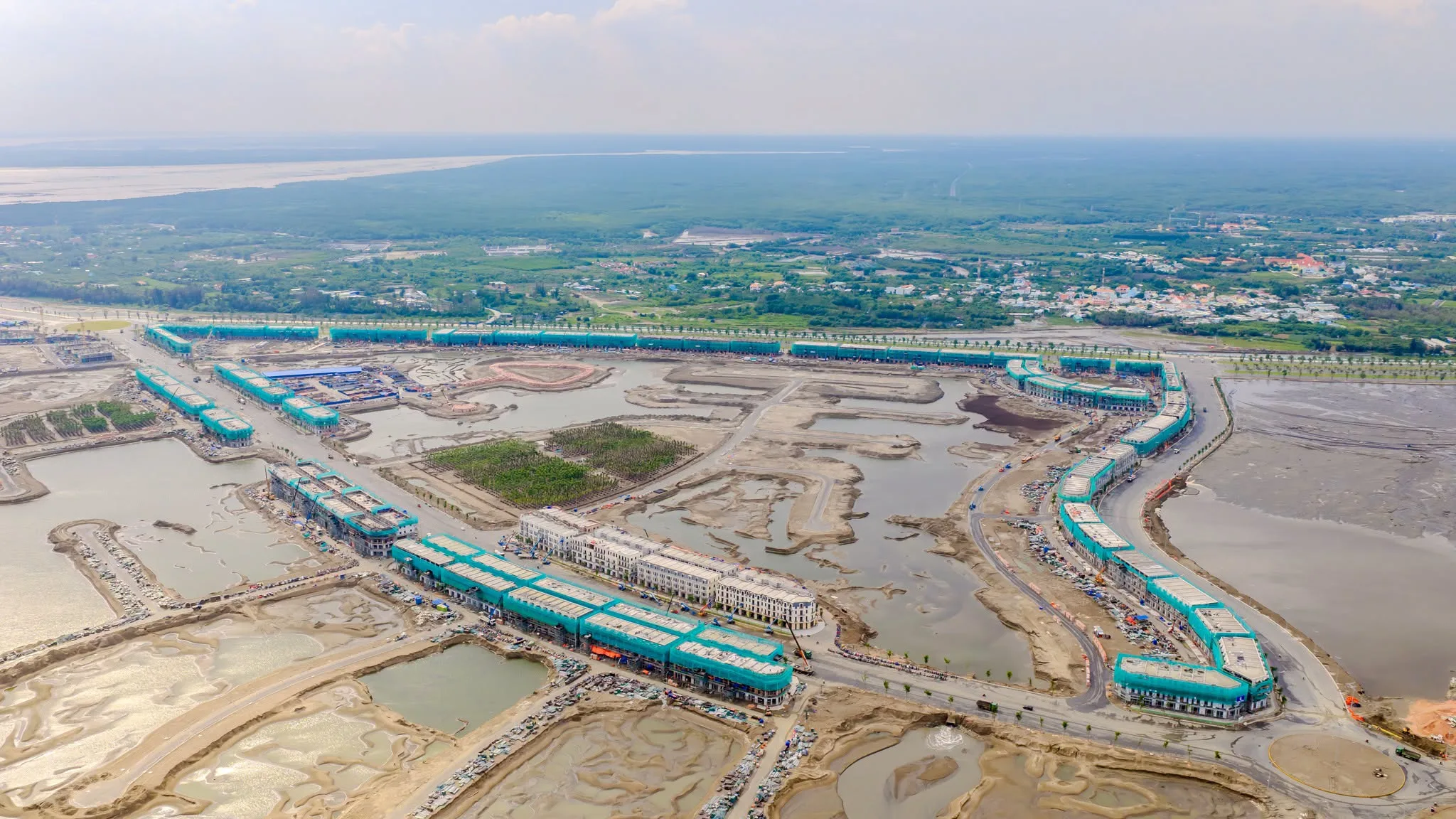 Các dãy nhà phố thương mại đang xây dựng nhìn từ trên cao tại phân khu A Vinhomes Green Paradise