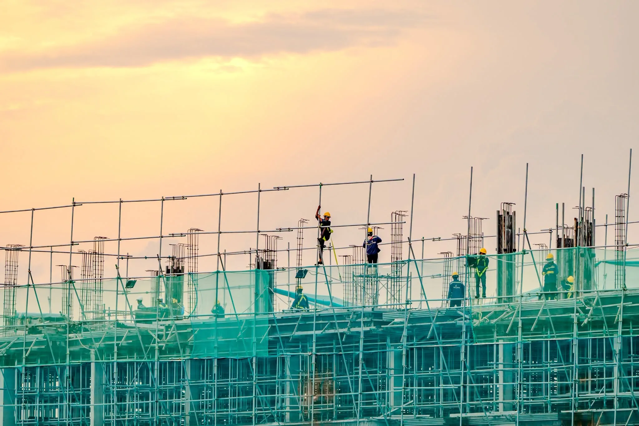 Công nhân thi công trên công trường Vinhomes Green Paradise tại Cần Giờ