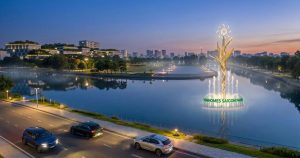 Toàn cảnh hồ nước và biểu tượng Vinhomes Saigon Park về đêm tại Hóc Môn