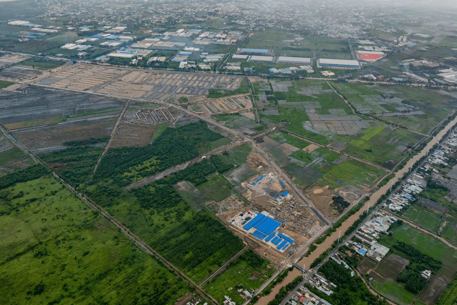 Toàn cảnh công trường Khu đô thị Đại học Quốc tế Vinhomes bên tuyến kênh và đường lớn