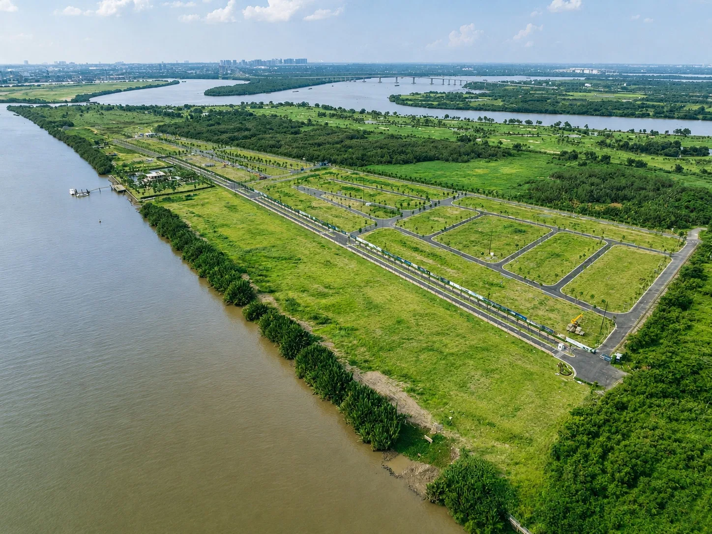 Đảo Đại Phước ven sông Đồng Nai với hệ thống đường nội khu Elyse Island và mảng xanh bao quanh