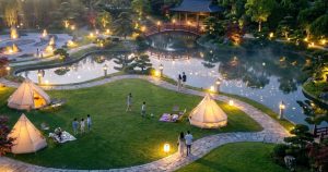 Không gian cắm trại ngoài trời ban đêm bên hồ nước tại khu tiện ích Vinhomes Saigon Park